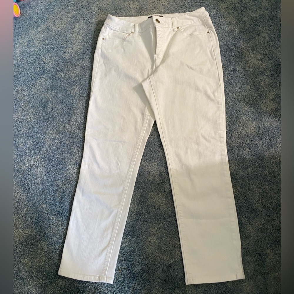 Chico’s white So Slimming ankle pants. Size 0. 24” inseam. Like new.